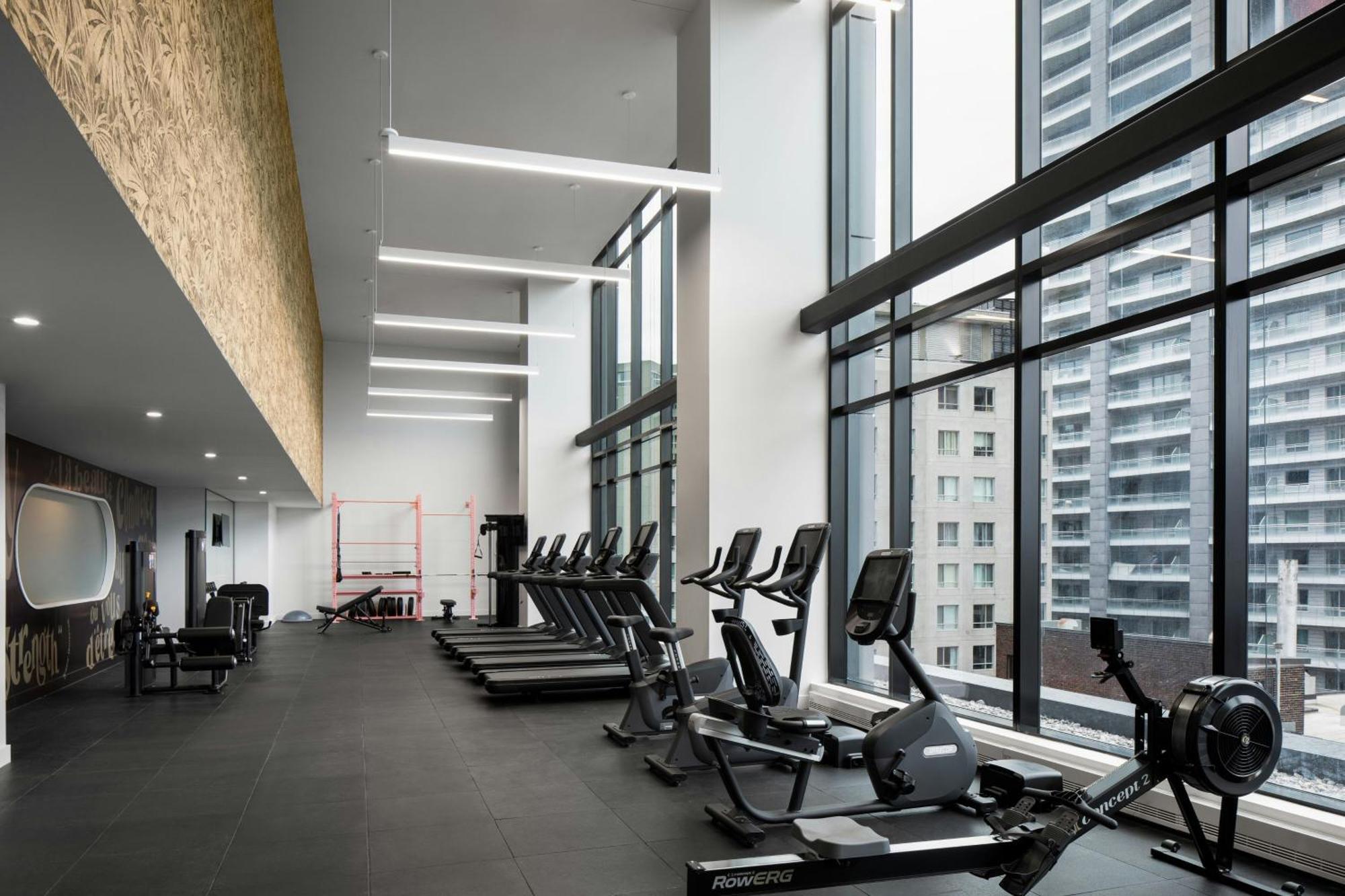 Honeyrose Hotel, Montreal, A Tribute Portfolio Hotel Dış mekan fotoğraf The gym at The Collective Old Oak