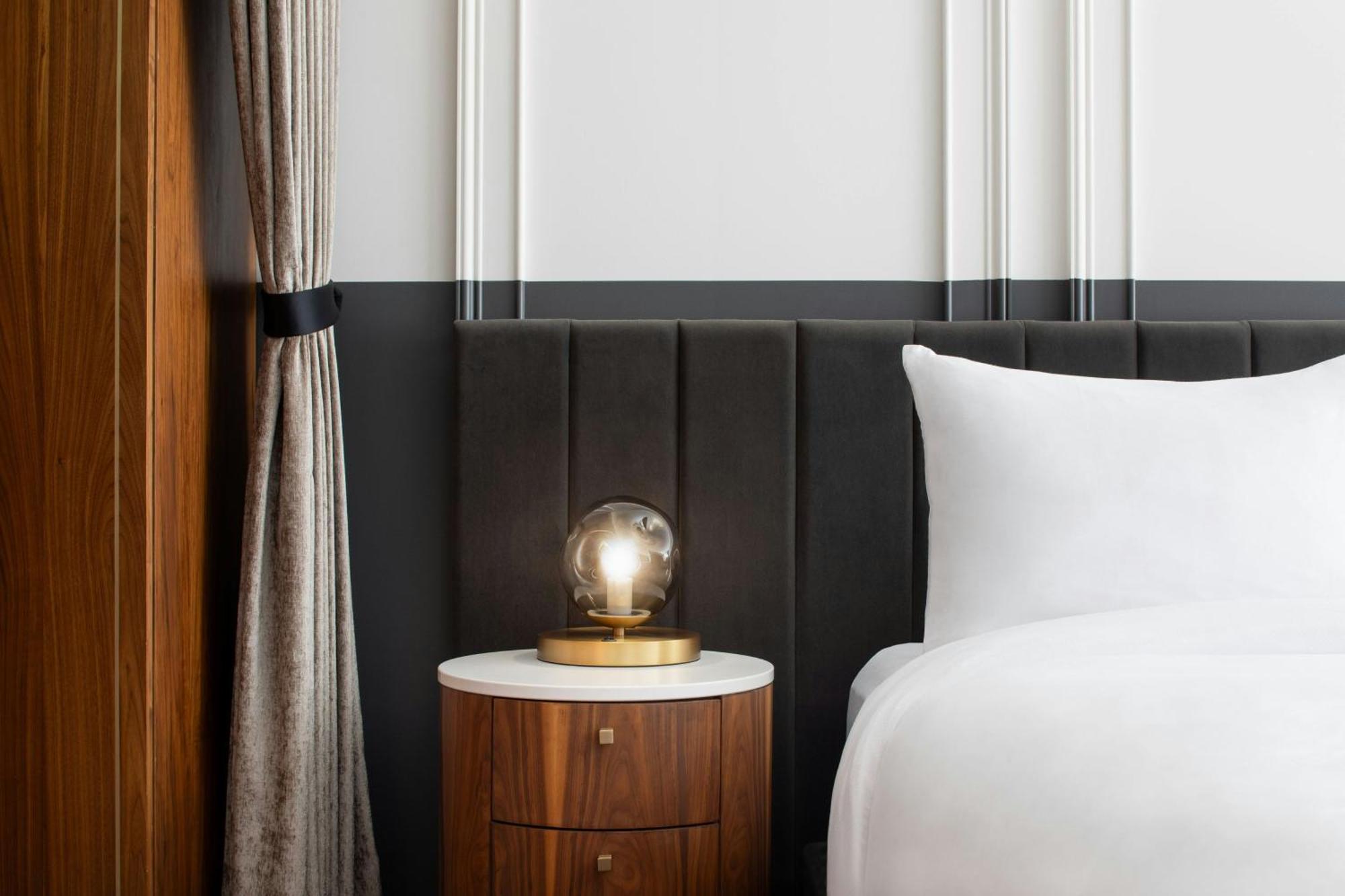 Honeyrose Hotel, Montreal, A Tribute Portfolio Hotel Dış mekan fotoğraf A bedside table