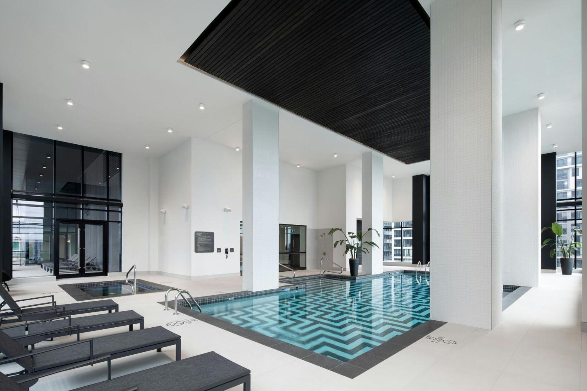 Honeyrose Hotel, Montreal, A Tribute Portfolio Hotel Dış mekan fotoğraf The swimming pool at the hotel